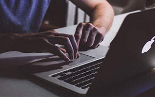 明星为综艺效果有多拼？杨幂吃土，王嘉尔吃小强，薛之谦太狠了！