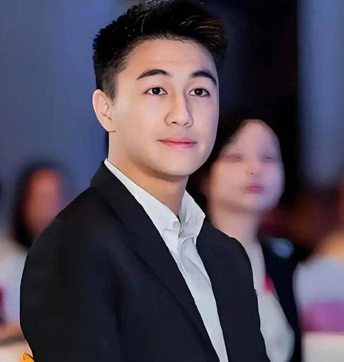 何猷君进军娱乐圈背后：为自家艺人探路，为电竞直播铺资源