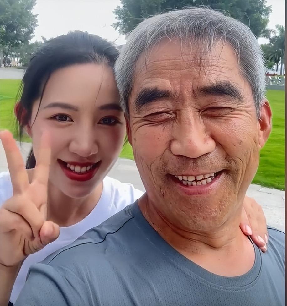 网红麦小登黑料,_麦小登私下形象曝光事件_网红真实形象与假人设