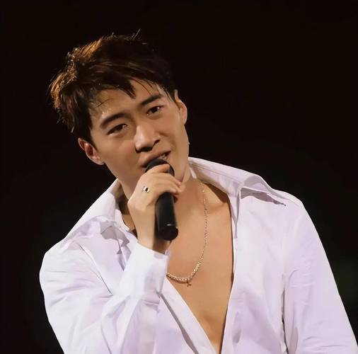 黎明59岁红馆状态燃爆全网！继白冰偷税风波后，这才是真天王